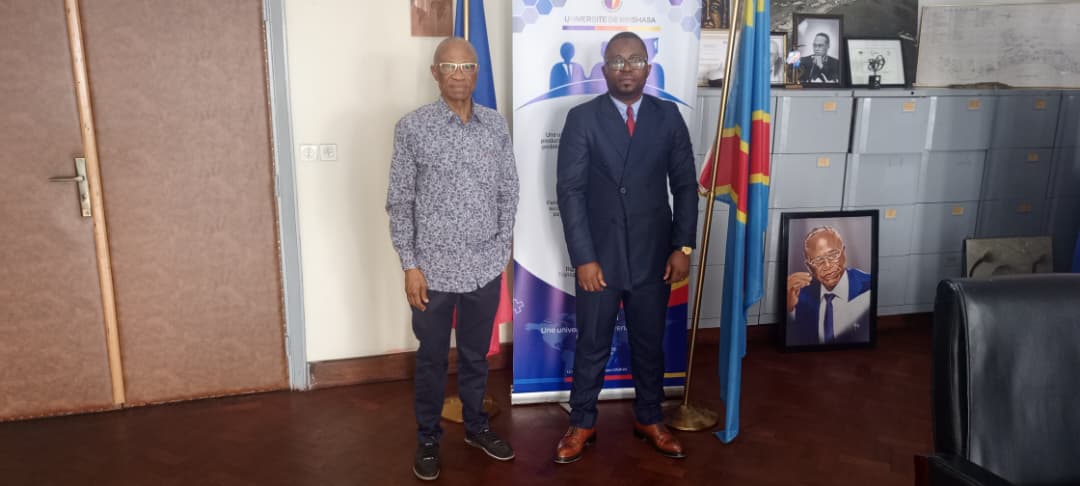 Le Recteur Jean-Marie KAYEMBE NTUMBA reçoit un ancien de l'UNIKIN, sacré Major à l'ENA.