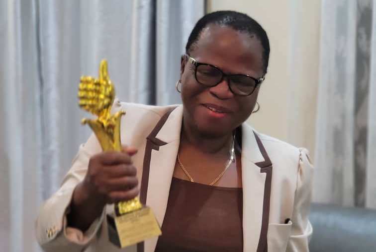 La Professeure Marie-Claire Yandju Dembo remporte un prix d'excellence à la Conférence Africaine du Manioc