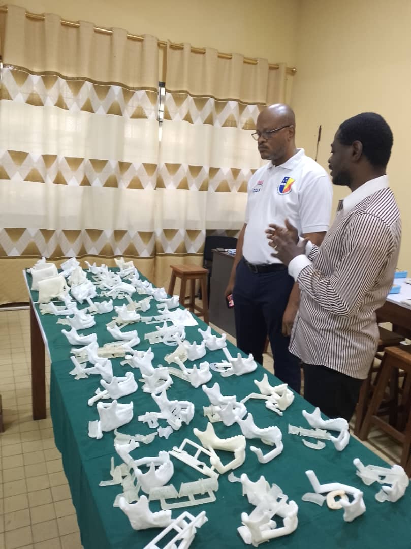 Le Médecin Directeur des CUK impressionné par le nouveau laboratoire de chirurgie maxillo-faciale de l'UNIKIN