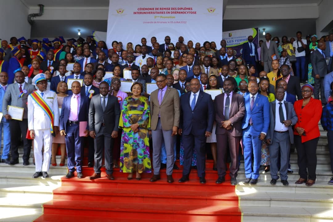Visite de la première dame de la RDC à l’université de Kinshasa : cérémonie de remise des diplômes interuniversitaires en drépanocytose IIème promotion, année académique 2021-2022