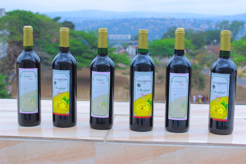 VIN ROUGE au nom de «STARFRUIT WINE » à base des CARAMBOLES. Une innovation des étudiantes de troisième graduat de la Faculté des Sciences