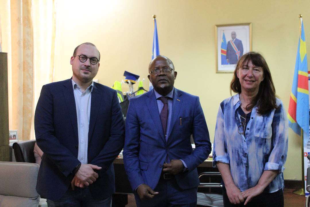 Réception, par Le Professeur Antoine Tshimpi, Secrétaire Général à la Recherche de L'université de Kinshasa d'une équipe de l'université de Liège