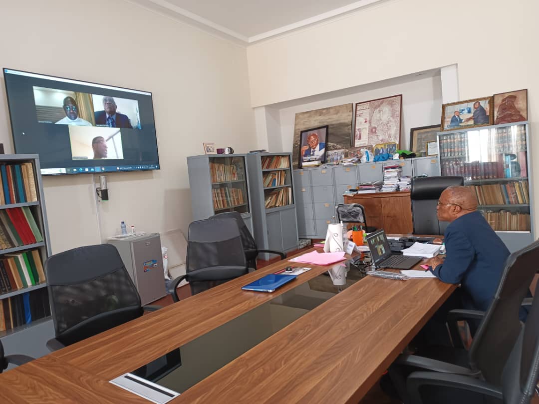 Monsieur le Recteur de l'Université de Kinshasa en séance par zoom avec Monsieur l'Abbé Recteur de l'UCC