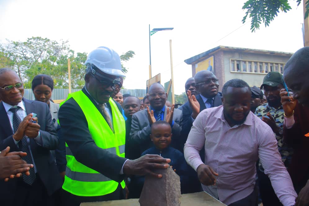 Construction d'une salle informatique pour la Faculté des Sciences Économiques et de Gestion : Nicolas KAZADI pose la première pierre