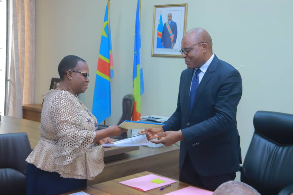 Remise et reprise entre le Secrétaire Général à la Recherche sortant et l'entrant, le Professeur Émile NGOYI cède son fauteuil à la Professeure Marie-Claire YANDJU