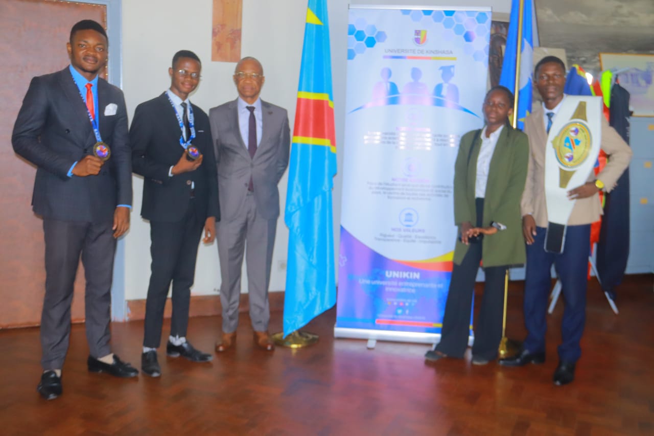 Le Recteur de l'Université de Kinshasa reçoit les étudiants vainqueurs du concours national d'éloquence et de débat