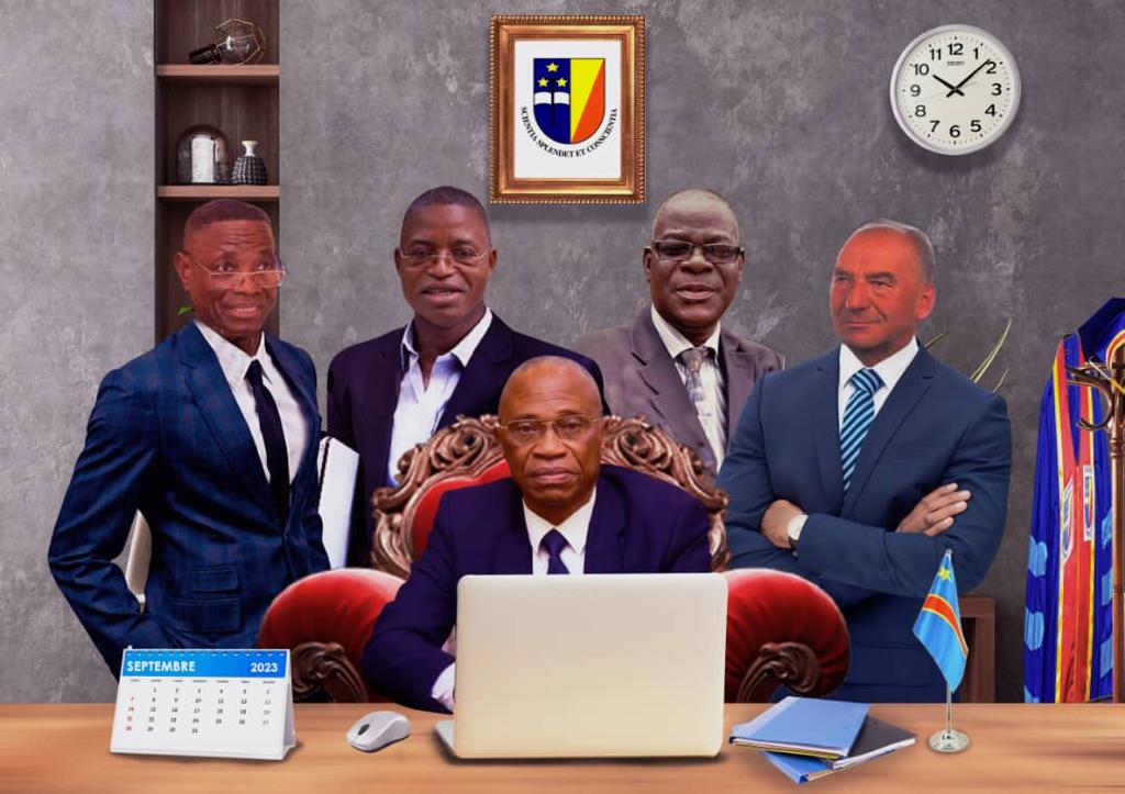 Des étudiants de la Mention Mathématiques, Statistique et Informatique présentent les résultats de leur travail pratique au Recteur Jean-Marie KAYEMBE NTUMBA