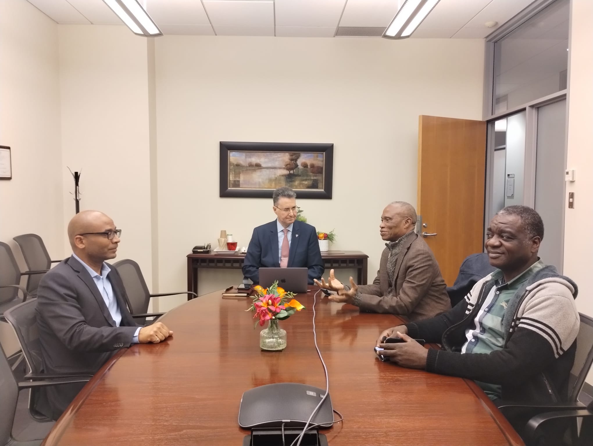 Le périple du Recteur de l’Université de Kinshasa, le Professeur Jean-Marie Kayembe Ntumba continue dans les Universités Canadiennes.  Deux universités ont été visitées et plusieurs séances de travail ont ainsi suscité des opportunités de collaboration