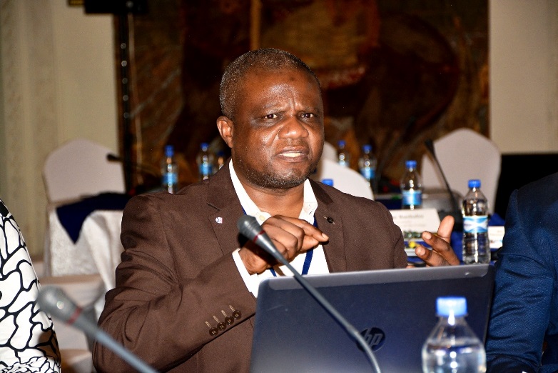 Professeur Nyimi D, de la faculté de Médecine dentaire et colloque régional sur la santé bucco-dentaire  à Nairobi