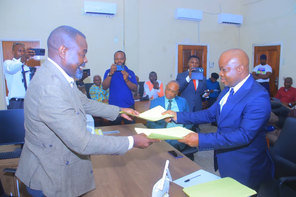 Remise et reprise au sein de l'Université de Kinshasa entre le Secrétaire Général Académique sortant et entrant