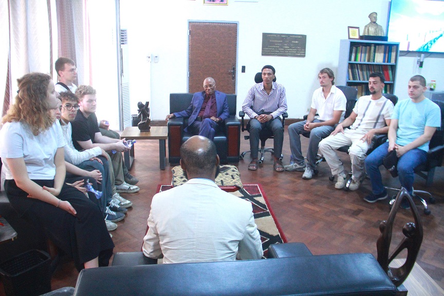 Collaboration fructueuse entre l'Université de Kinshasa et des partenaires internationaux pour des projets d'ingénierie novateurs