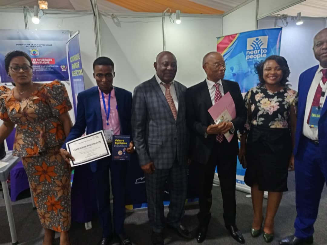 Le Recteur Jean-Marie Kayembe a fièrement accompagné les innovateurs, chercheurs et leurs prototypes révolutionnaires devant la Nation et le Chef de l'État