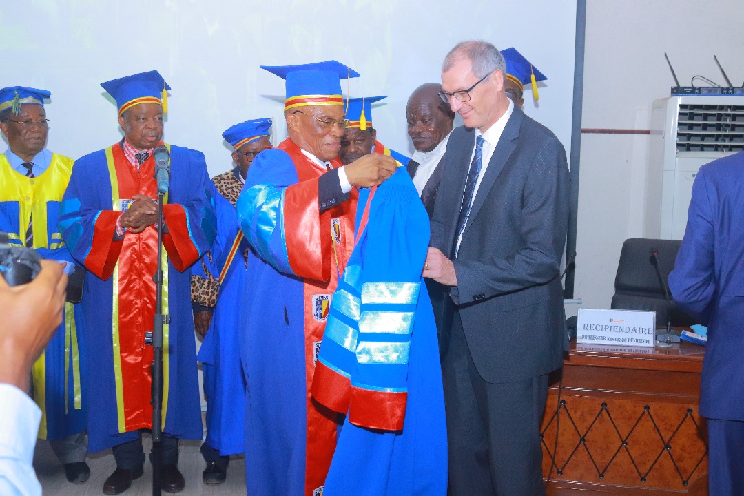 L'Université de Kinshasa Honore le Professeur Dr. KOENRAAD DEVRIENDT pour ses contributions exceptionnelles à l'Enseignement et à la Santé en RDC