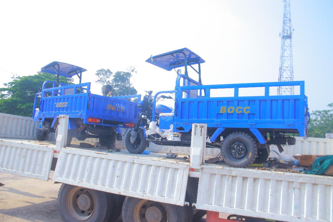 Le Professeur Dr SULU offre deux tricycles à l'Université de Kinshasa