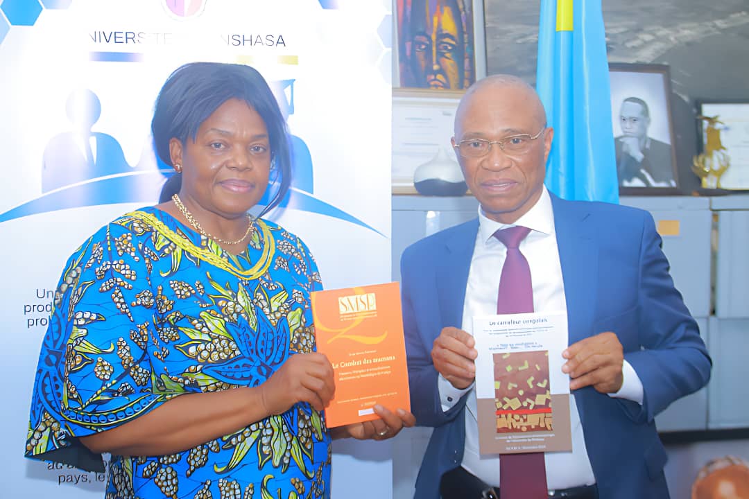 La professeure Julie NDAYA remet deux ouvrages récents au Recteur Jean-Marie KAYEMBE NTUMBA