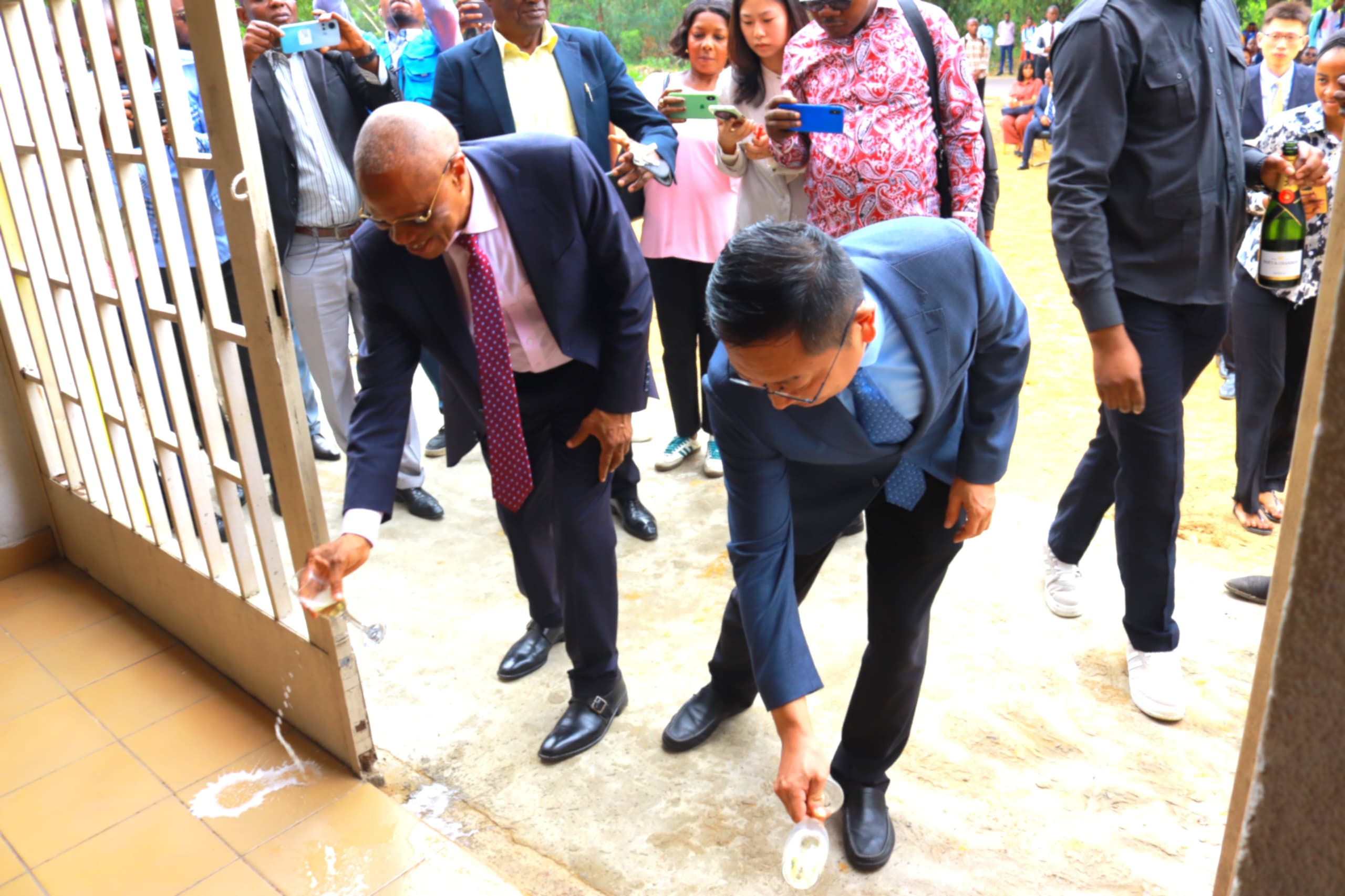 Lancement officiel du Centre International d'Apprentissage de la Langue Chinoise et d'Échange Interculturel entre les Peuples Chinois et Congolais à l'Université de Kinshasa