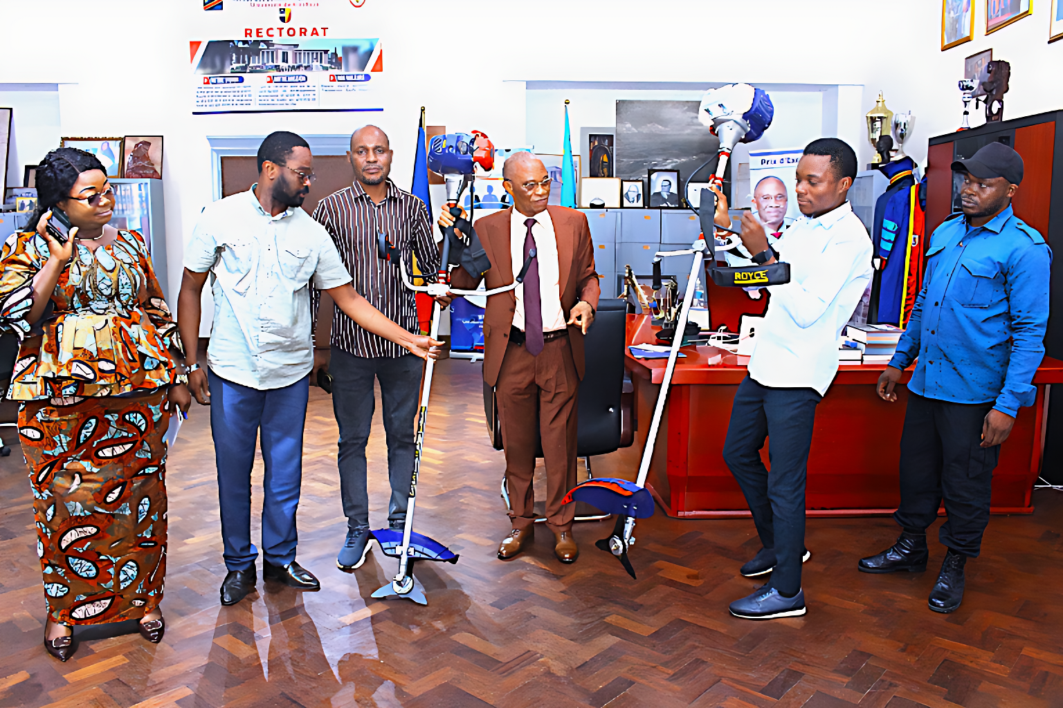 Le Recteur Jean-Marie KAYEMBE NTUMBA reçoit de tondeuses pour le Giga SALONGO à l'Université de Kinshasa