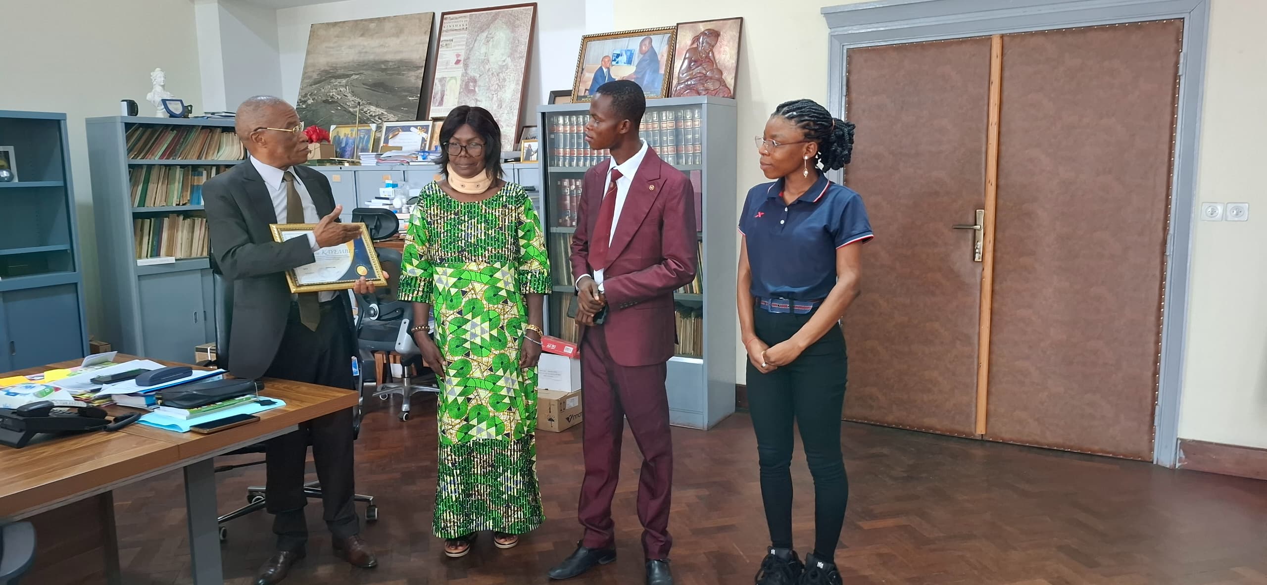 Le Cercle des Hommes des Lettres de l'Université de Kinshasa remet le Diplôme de mérite au Recteur Jean-Marie KAYEMBE NTUMBA, en reconnaissance de son engagement envers la jeunesse estudiantine.