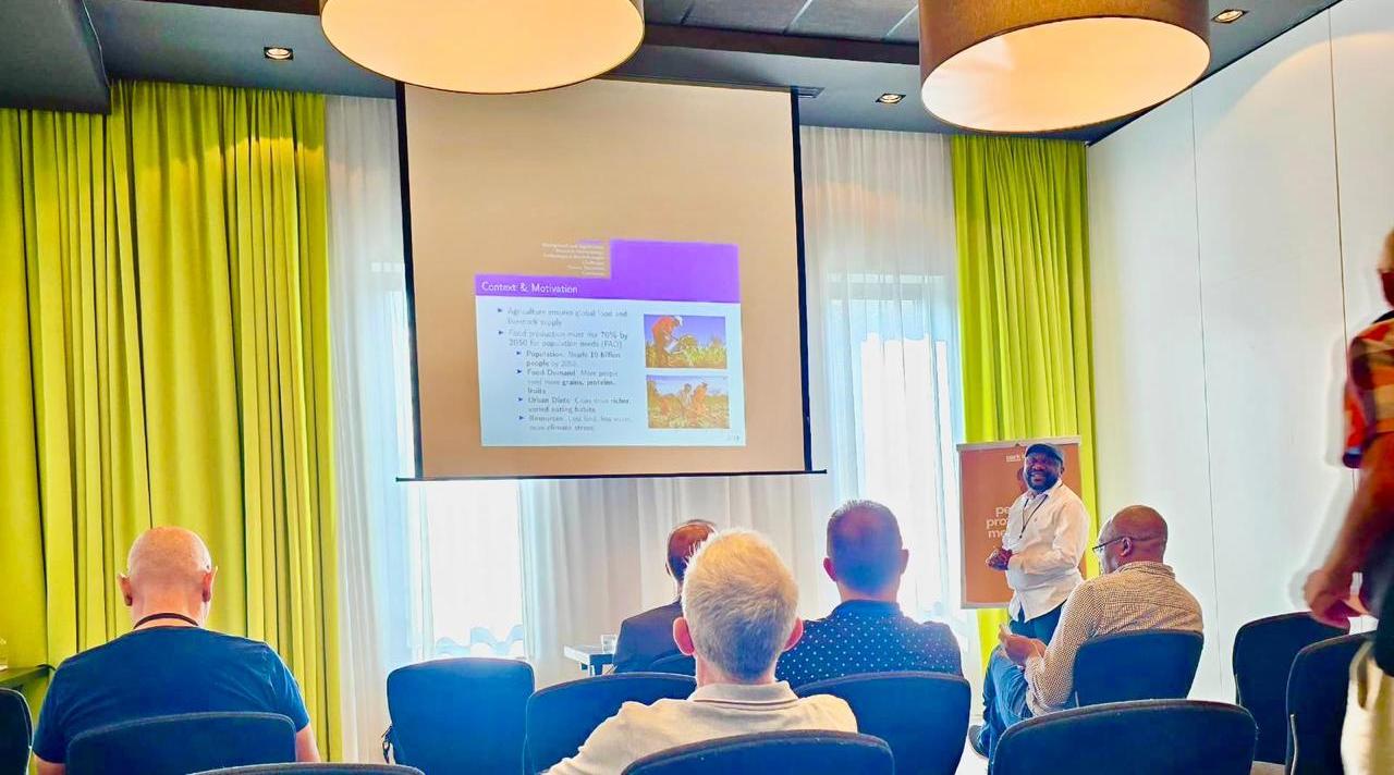 Intelligence artificielle au service de la santé et de l’agriculture : le Professeur Dr Selain Kasereka présente 4 articles scientifiques à une conférence à Leuven, Belgique