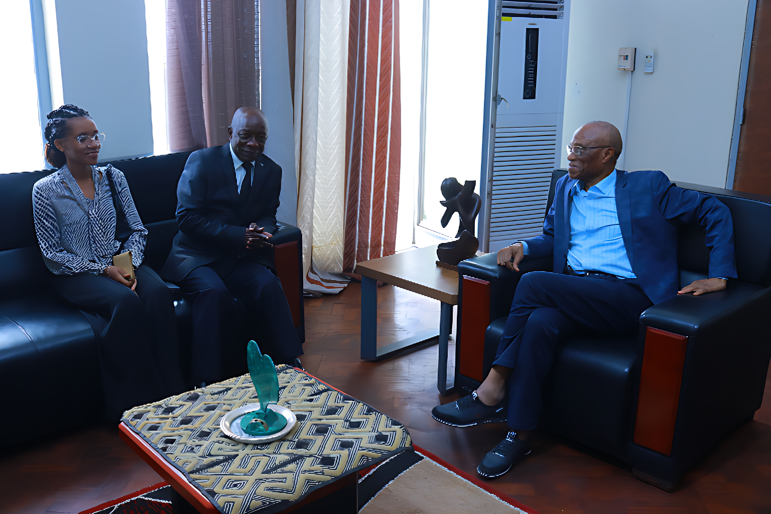 Visite de courtoisie du Député National Justin BITAKWIRA BIHONA-HAYI   à l’Université de Kinshasa