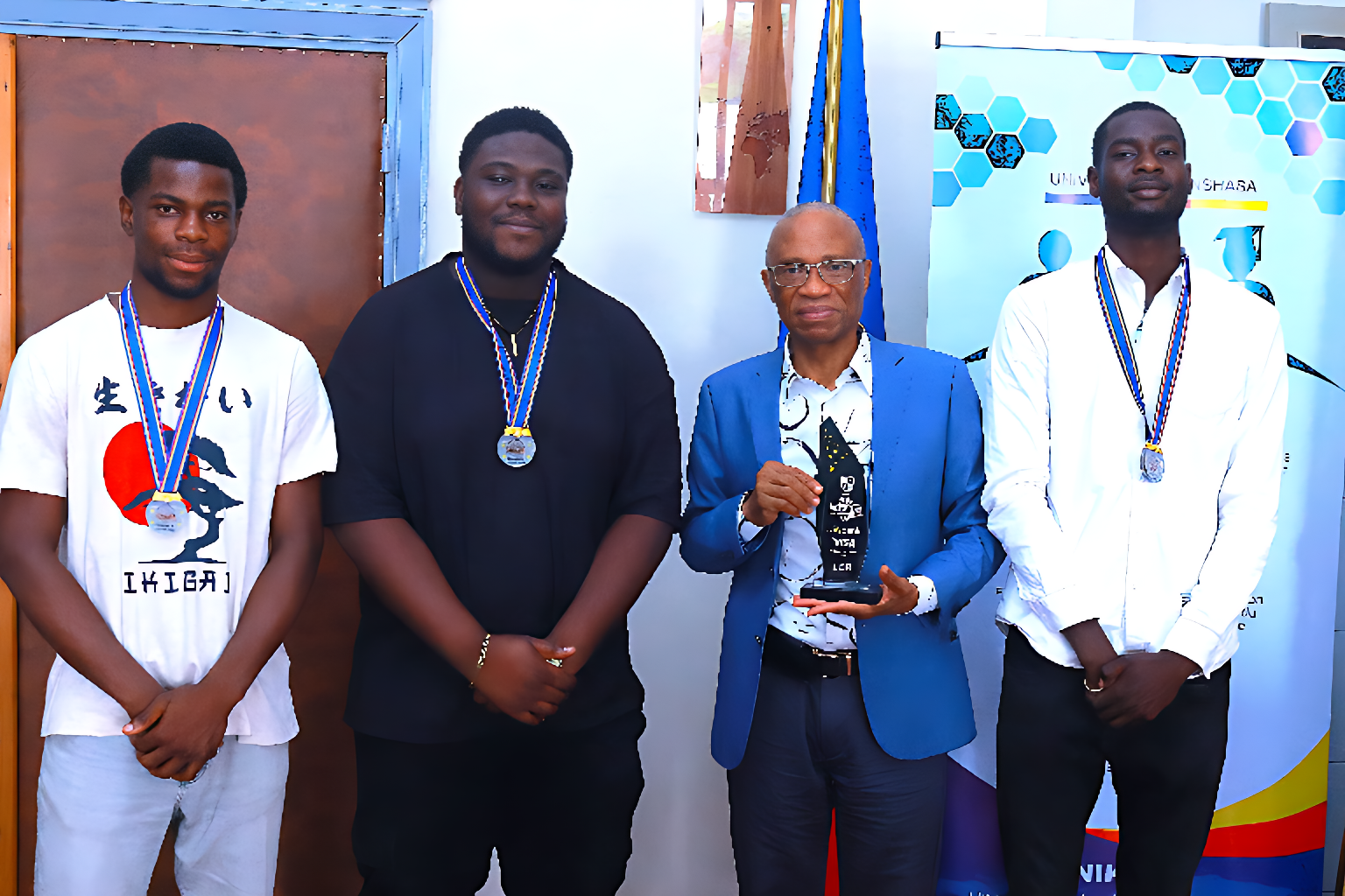 Le Recteur Jean-Marie KAYEMBE NTUMBA félicite ses Phacochères, champions de basket interuniversitaire.