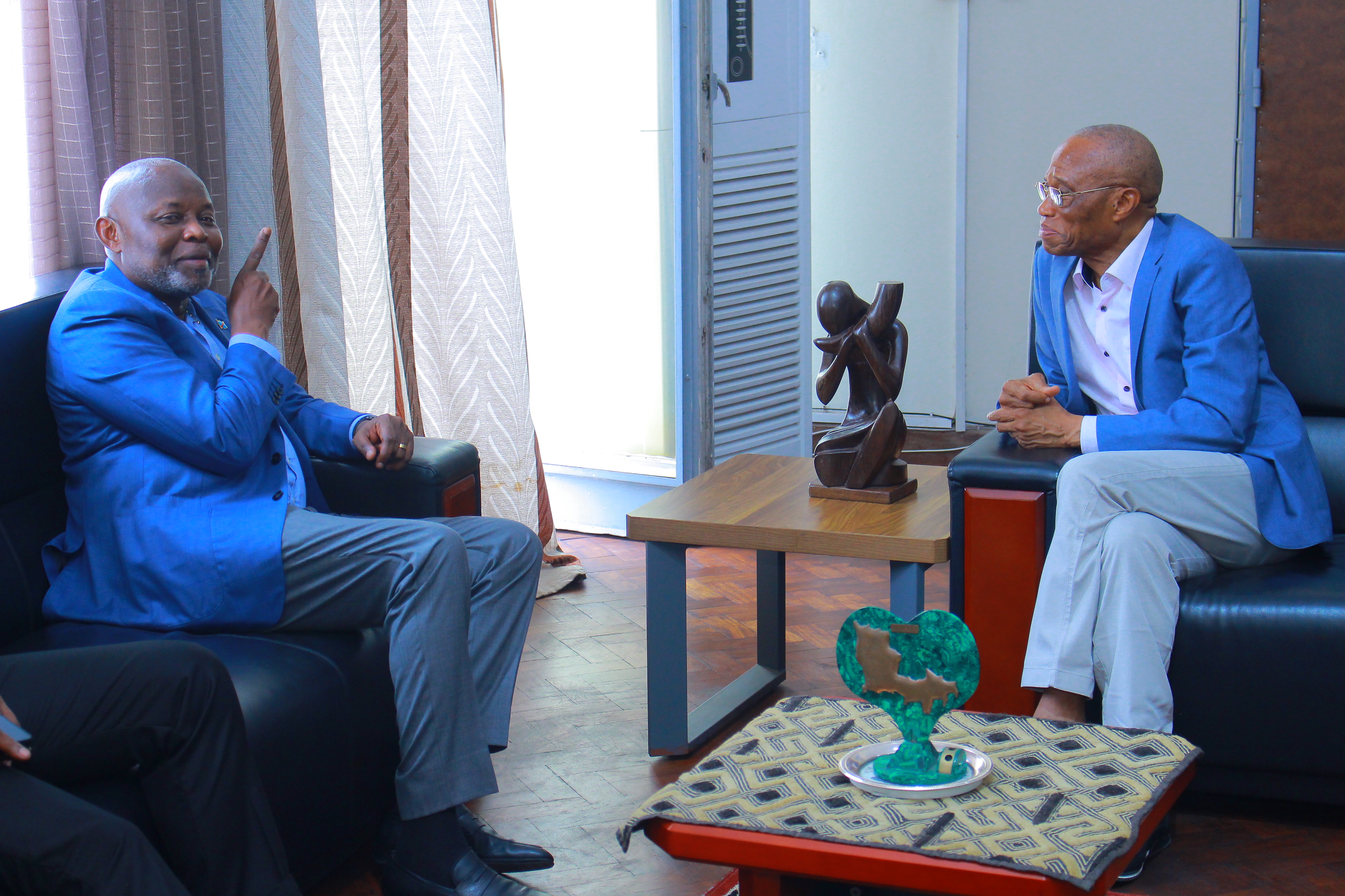 Vital KAMERHE reçu par le Recteur de l’UNIKIN après son cours inaugural en Economie.