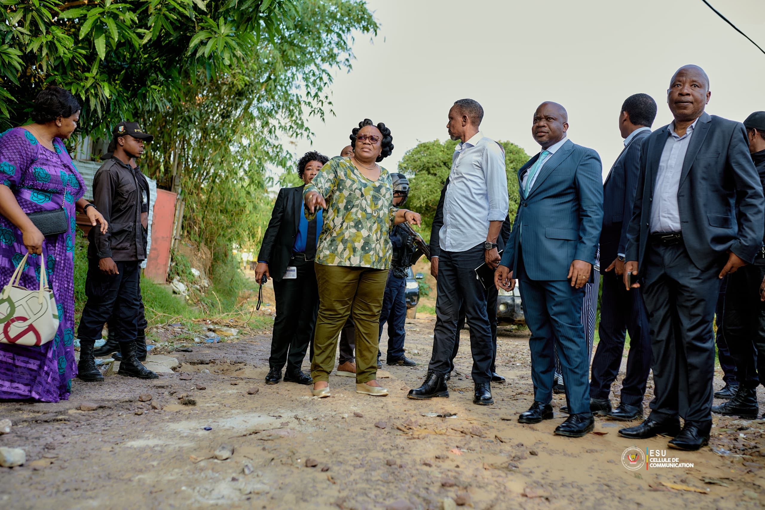 Supervision de lancement des travaux d’urgence pour sauver le Plateau des Professeurs de l’Université de Kinshasa (UNIKIN) par les Ministres John Banza Lunda (Infrastructures) et Professeure Marie-Thérèse Sombo (ESU/RSI)
